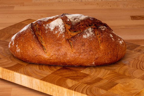 Niemiecki rustykalny pieczony chleb domowej roboty - Zdjęcie, obraz
