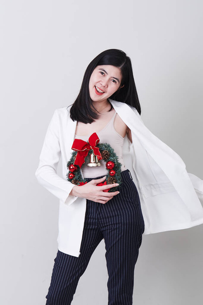 fröhliche Weihnachten junge asiatische Frau gestikuliert - Foto, Bild
