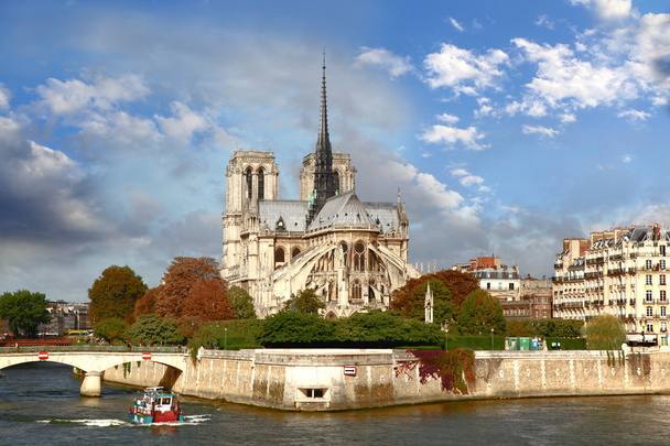 Notre Dame con barca sulla Senna a Parigi, Francia
 - Foto, immagini