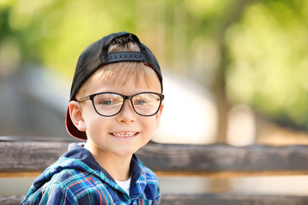 Portrait of cute little boy in park - Foto, afbeelding
