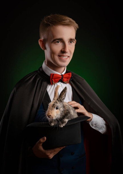 ウサギを帽子にした幻術者の青年が - 写真・画像