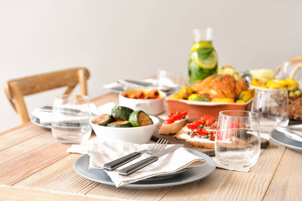 Tisch für großes Familienessen gedeckt - Foto, Bild