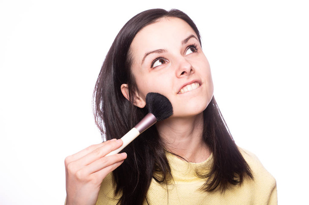 attractive girl does makeup, makeup brush - Foto, Imagem