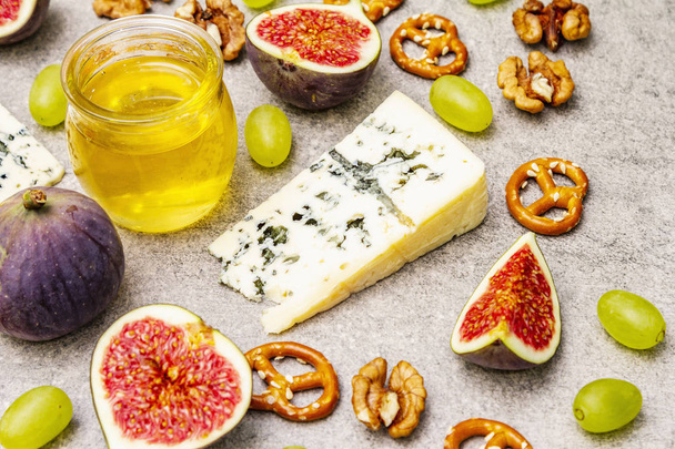 Sélection d'apéritifs au fromage ou ensemble de collations au vin. Bleu fromage, figues, miel, noix, bretzels
 - Photo, image