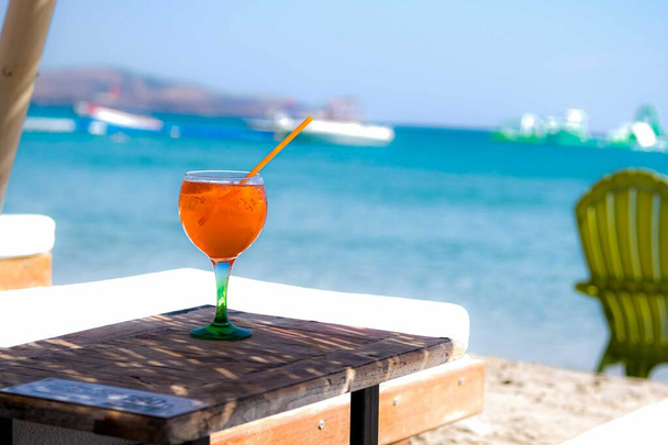 Bevanda arancione in spiaggia
. - Foto, immagini