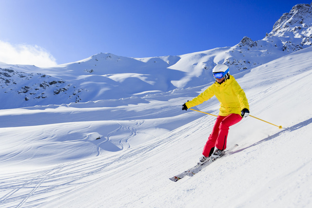 Esquí, esquiador, deporte de invierno - mujer esquiando cuesta abajo - Foto, imagen