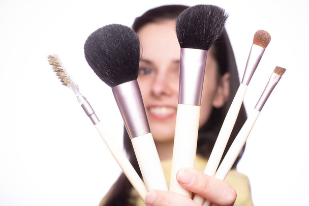 attractive girl does makeup, makeup brush - Zdjęcie, obraz