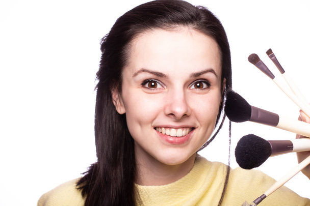 ελκυστική κοπέλα κάνει μακιγιάζ, πινέλο μακιγιάζ - Φωτογραφία, εικόνα