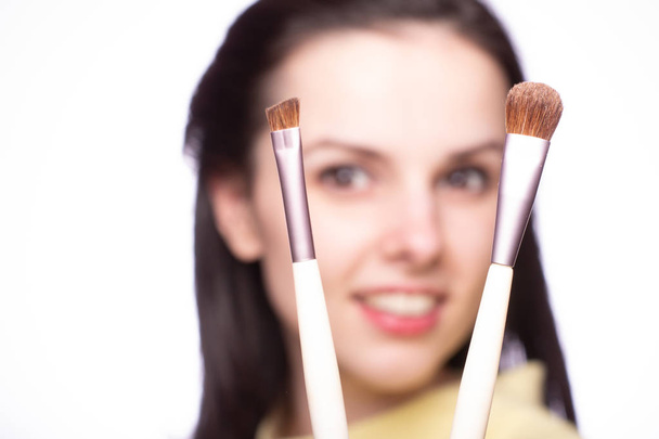 attractive girl does makeup, makeup brush - Foto, Imagen