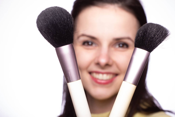 attractive girl does makeup, makeup brush - Valokuva, kuva
