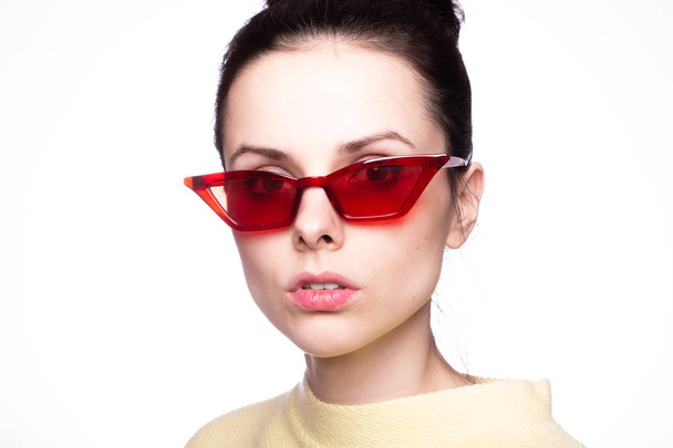 young woman in red sunglasses - Foto, imagen