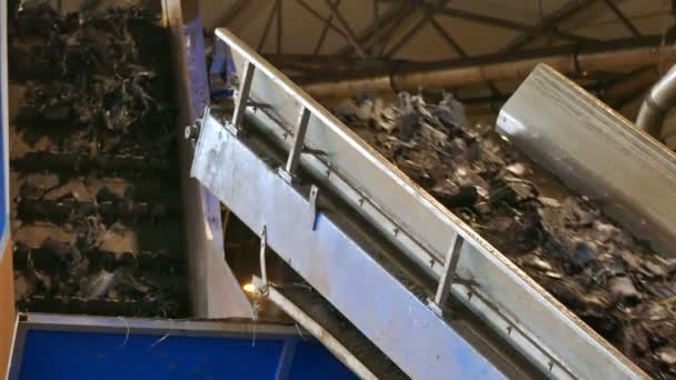 Centro de Reciclagem de Pneus / Correia transportadora com peças cortadas de pneus de reciclagem
 - Filmagem, Vídeo