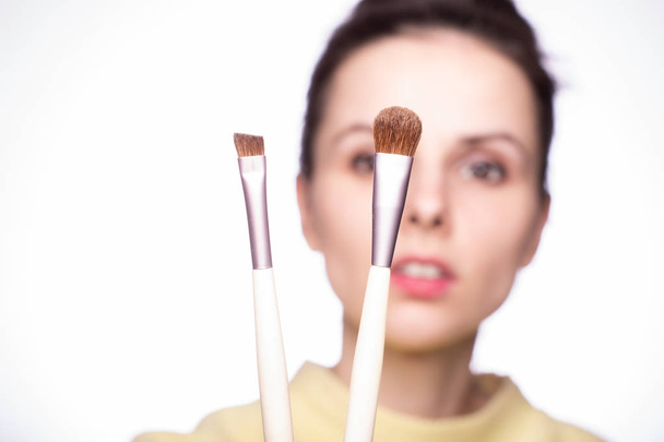 attractive girl does makeup, makeup brush - Фото, изображение
