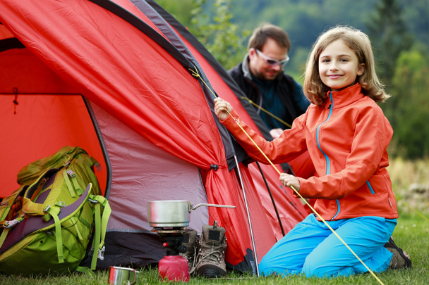 Leiri teltassa - perhe pystyttämässä telttaa telttailuun
 - Valokuva, kuva