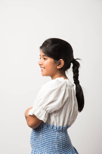 Ritratto di bambina carina indiana in piedi su sfondo bianco
.  - Foto, immagini