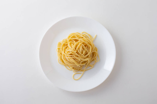 würzige Spaghetti mit thailändischer Wurst isolaed whie Hintergrund. - Foto, Bild
