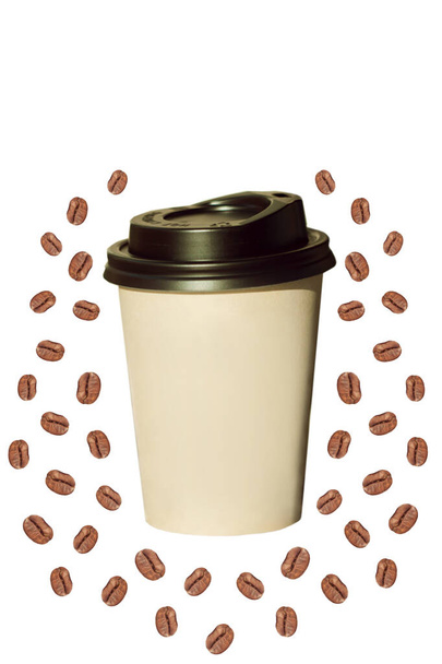 Pappbecher mit herzförmigen Kaffeebohnen isoliert auf weißem Hintergrund. - Foto, Bild