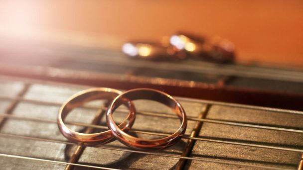 Svatební prsteny na šňůrách kytary - Fotografie, Obrázek