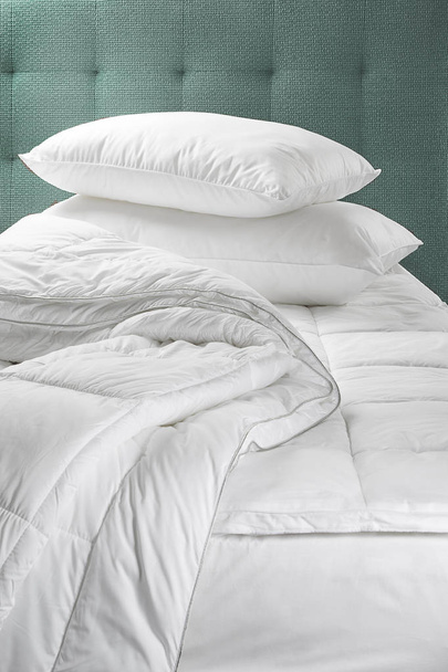 современная спальня с набором подушек на кровати, концепция оформления интерьера
 - Фото, изображение