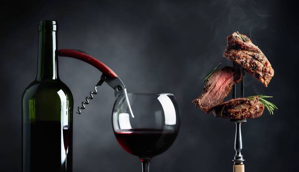 Bistecca di manzo con rosmarino e vino rosso
.   - Foto, immagini