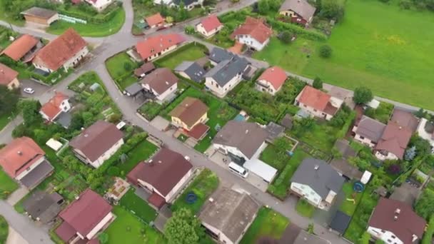 We can see a raised-relief map of the houses in the village. The countryside is green. Aerial shot. - Footage, Video