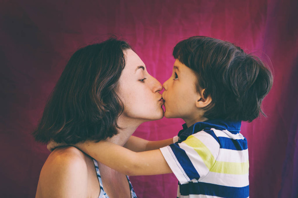 Cute Boy pocałunki i uściski Mama. - Zdjęcie, obraz