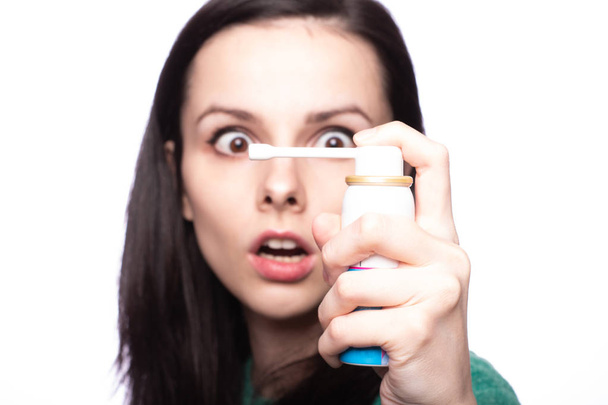 красивая девушка держит лекарство от кашля
 - Фото, изображение