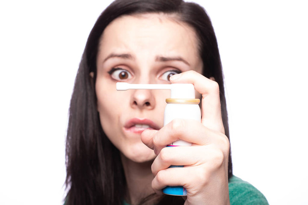 красивая девушка держит лекарство от кашля
 - Фото, изображение