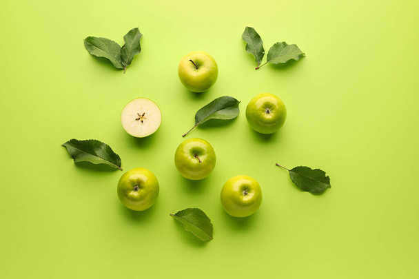 Свіжі стиглі яблука на кольоровому фоні
 - Фото, зображення