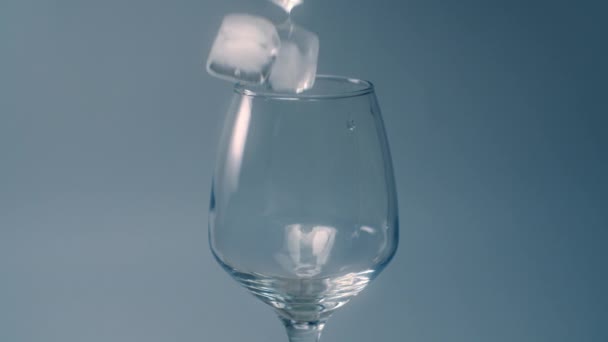 IJsblokjes valt op het lege glas in slow motion, het toevoegen van ijs aan de drank, eten in 240 fps, het maken van de verse drank in de bar, Full Hd 240p Prores 422 Hq 10 bit - Video