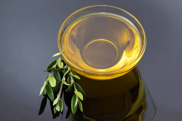 bovenaanzicht van container met extra vierge olijfolie - Foto, afbeelding