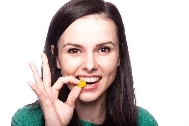 beautiful girl holding a pill of medicine - Valokuva, kuva