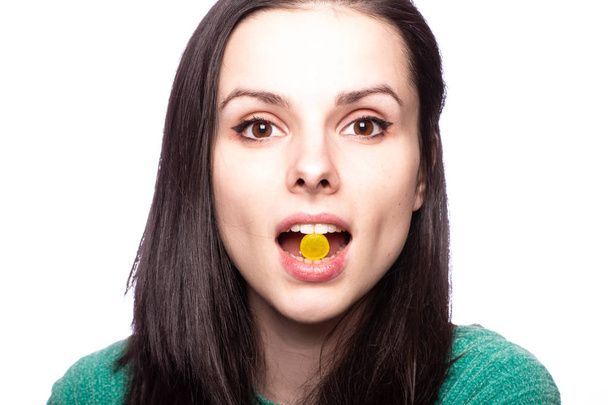 beautiful girl holding a pill of medicine - Valokuva, kuva