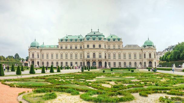 Belvedere Palace se zahradou vpředu, Vídeň, Rakousko. - Fotografie, Obrázek
