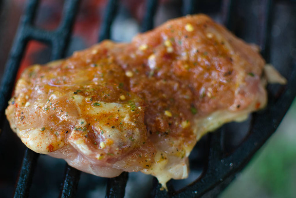 Zbliżenie uda kurczaka na grillu - Zdjęcie, obraz