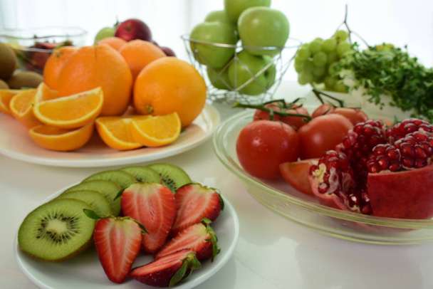 a szeletelt gyümölcsök közelsége a konyhaasztalon  - Fotó, kép