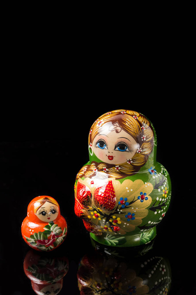 Orosz fészekrakó baba egy orosz speciális fa játékok, általában számos azonos mintát üreges fa baba egy sor kompozíció. - Fotó, kép