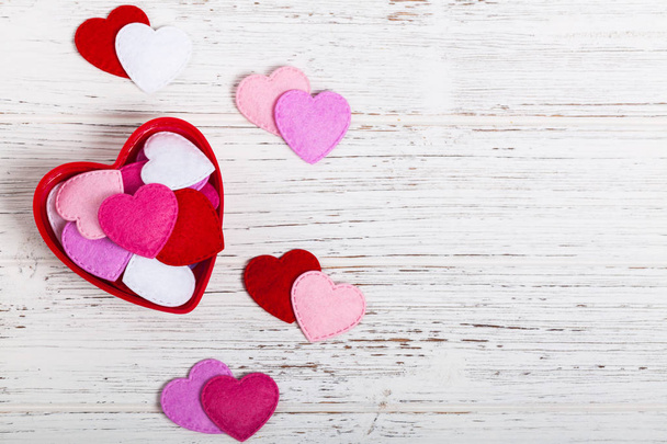 Amor Día de San Valentín Fondo. Corazones de tela del día de San Valentín en forma de fondo de madera. Enfoque selectivo
. - Foto, imagen
