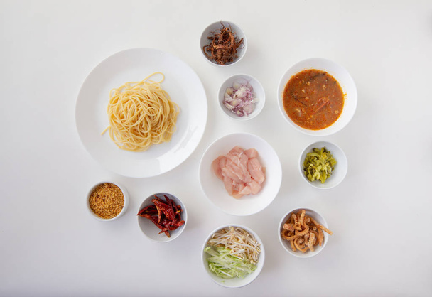 Mausteinen spagetti mausteisella ch-mausteisella Thai-riisinuudelilla
 - Valokuva, kuva