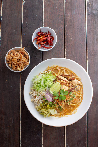 Mausteinen spagetti Thai-riisinuudeleilla mausteisella kanakastikkeella
  - Valokuva, kuva
