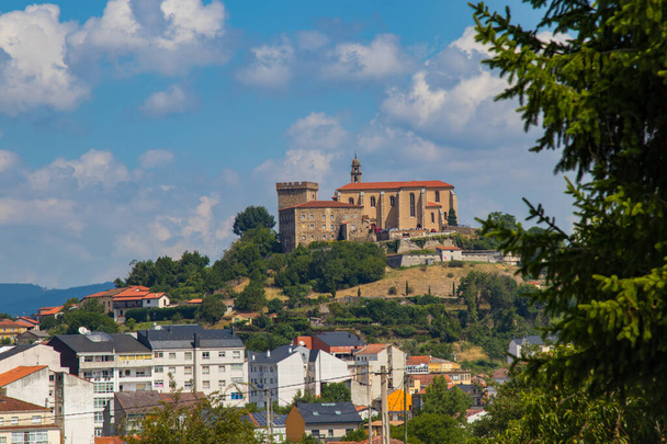 μνημειώδης σειρά του Αγίου Βικεντίου ντελ Πίνο, σε monforte de lemos, lugo, που σχηματίζεται από τον Πύργο του Τιμίου, το Παλάτι του Condal και τη Μονή Benedicine, σημερινή τουριστική περιοχή - Φωτογραφία, εικόνα