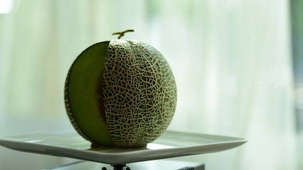 Nahaufnahme von Melone auf Teller in der Küche - Foto, Bild