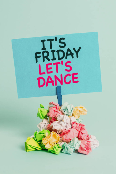 Textovka, na které je "S Friday Let S Dance". Konceptuální foto Oslavte začátek víkendu Go party Disco Music Připomenutí hromada barevných zmačkaného papíru prádlopin připomenutí modré pozadí. - Fotografie, Obrázek
