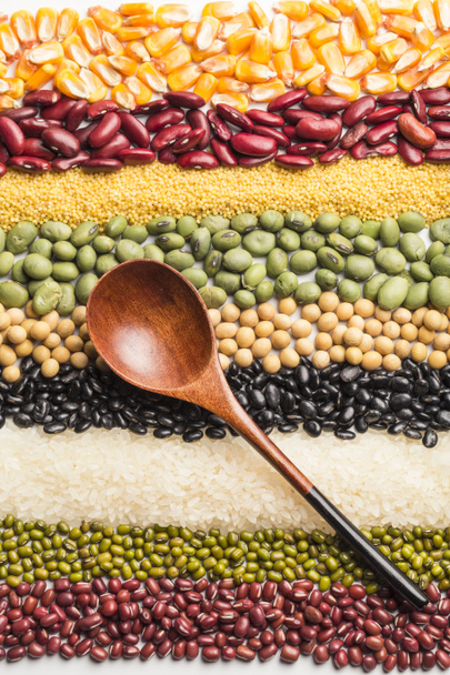 Цілі зерна багаті поживними речовинами
 - Фото, зображення