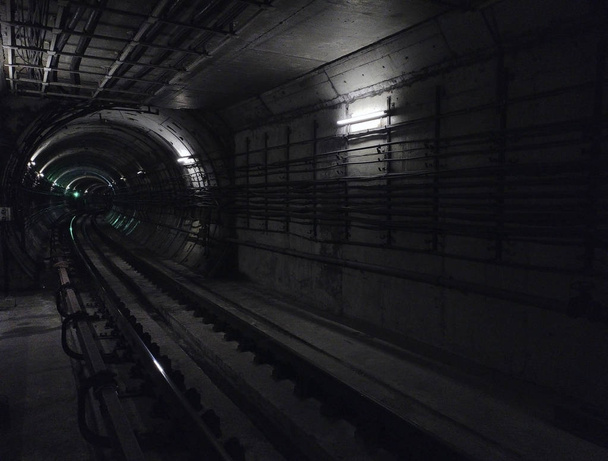 un tunnel buio che conduce in lontananza
 - Foto, immagini