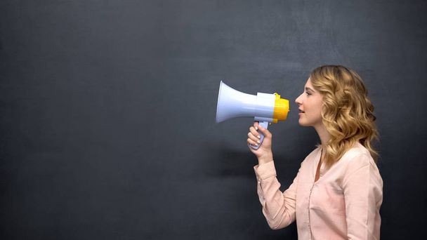 Vrouw met megafoon aankondiging motiverende tips, zoeken naar sollicitanten - Foto, afbeelding