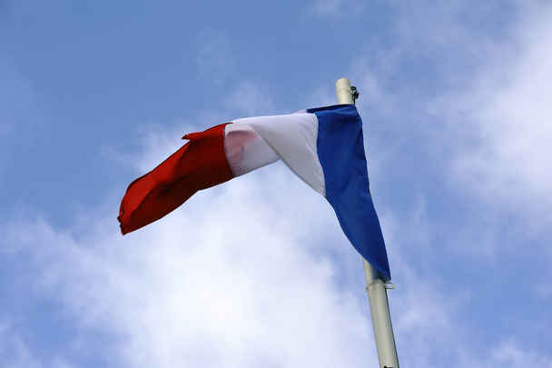 Η γαλλική σημαία κυματίζει στον άνεμο - Φωτογραφία, εικόνα