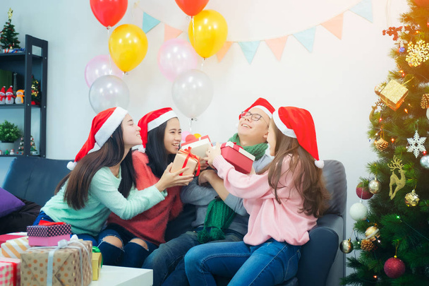 Sorprendido sonriente mujer y amigos con regalo de Navidad en openi
 - Foto, imagen