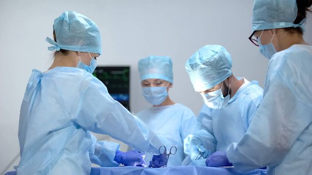 Equipo de cirujano profesional que hace la operación difícil, ocupación de la vocación del médico
 - Foto, imagen
