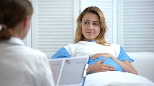 Pregnant female on clinical examination, prenatal care, maternity hospital - Fotoğraf, Görsel